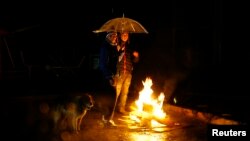 Des personnes campant aprés un séisme au Chili (Reuters)