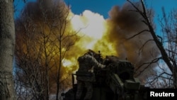烏克蘭士兵在巴赫穆特城外的前線陣地與俄軍作戰。（2023年3月5日）