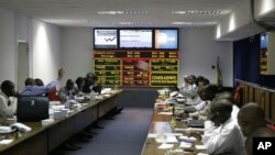 Négociations à la Bourse du Zimbabwe à Harare, le 24 avril 2008 sur les prix des produits de base, la croissance économique, les initiatives d'allégement de la dette, les politiques économiques favorables au marché et les marchés boursiers d'Afrique. (AP/Tsvangirayi Mukwazhi)