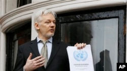 Le fondateur de Wikileaks, Julian Assange, le vendredi 5 février 2016, sur le balcon de l'ambassade équatorienne à Londres où il s’est réfugié pour éviter un interrogatoire par Suédois les autorités sur les allégations d'inconduite sexuelle. Il tient un rapport de l'ONU, qui estime que Julian Assange a été "détenu arbitrairement" par la Grande-Bretagne et en Suède depuis Décembre 2010, sa détention devrait se terminer et il devrait avoir le droit à une indemnisation. (AP Photo / Kirsty Wigglesworth)