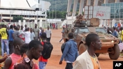 Des casques bleus centrafricains patrouillent à Bangui, 30 septembre 2015.