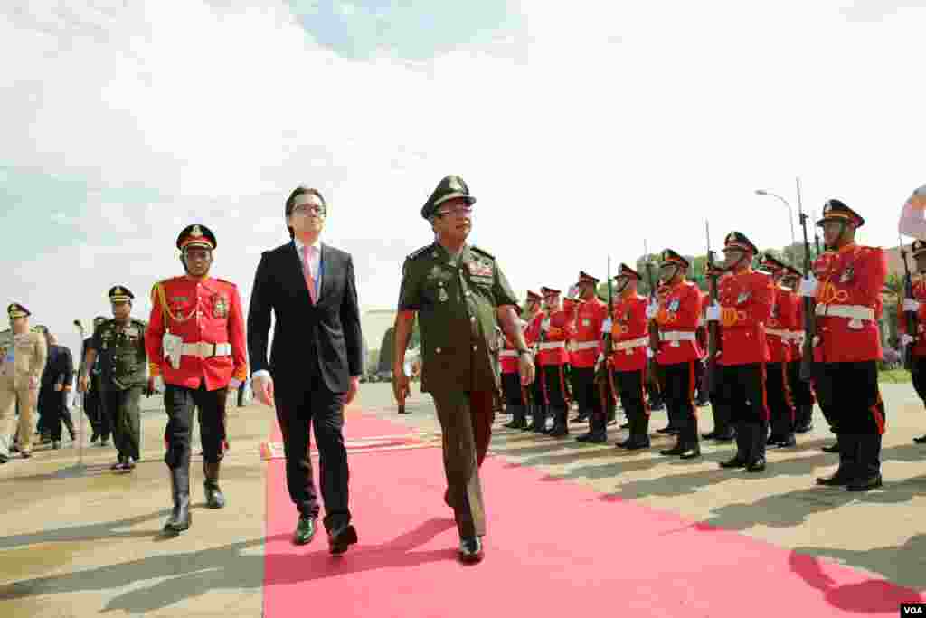 លោកនាយឧត្ដមសេនីយ៍ ប៉ុល សារឿន និង លោក Alexandre Huynh តំណាងរបស់អង្គការសហប្រជាជាតិចូលរួមក្នុងពិធីជូនដំណើរដល់កងកម្លាំងមួកខៀវកម្ពុជាចំនួន ៤២៨នាក់ ដែលនឹងចេញដំណើរទៅចូលរួមបេសកកម្មរក្សាសន្តិភាពក្នុងប្រទេសម៉ាលី និងប្រទេសស៊ូដង់ខាងត្បូង នាមូលដ្ឋានទ័ពអាកាសពោធិ៍ចិនតុង រាជធានីភ្នំពេញ ថ្ងៃទី៣ ខែឧសភា ឆ្នាំ២០១៨។ (អូន ឆេងប៉រ/VOA) 