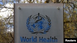 位於瑞士日內瓦的世界衛生組織（WHO）總部大樓外的WHO標識