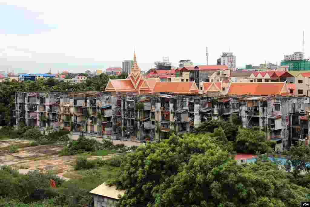 អគារប៊ូលឌីងមើលពីផ្នែកខាងក្រោយកាលពីថ្ងៃសុក្រទី៥ ខែកញ្ញា ឆ្នាំ២០១៤។ (នូវ ពៅលក្ខិណា/VOA)