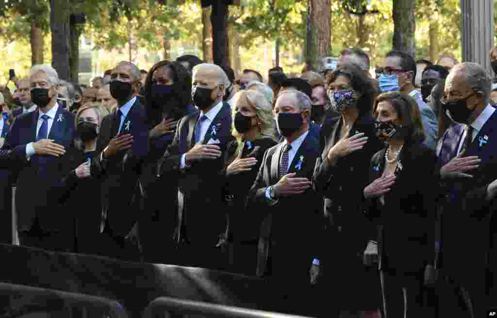 Ex Prezidan Bill Clinton, ansyen premye dam Hillary Clinton, ex Prezidan Barack Obama, ansyen premye dam Michelle Obama, Prezidan Joe Biden, Premye Dam Jill Biden ak responsab vil Nouyok, 11 Sept. 2021.
