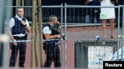 La police belge gardent une station de métro avant que l'assailant ne soit tué, à Charleroi, Belgique, le 6 août 2016.