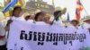 ប្រជាពលរដ្ឋ​​​ក្រីក្រ​​​ អ្នក​​​រងគ្រោះ​​​ក្នុង​​​ជម្លោះ​​​ដីធ្លី​​​ ព្រះសង្ឃ​​​ សិស្សានុសិស្ស​​​ និង​​​តំណាង​​​ក្រុម​​​អង្គការ​​​សង្គម​​​​​​ស៊ីវិល​​​ប្រហែល​​​ជាង​​​១.០០០​​នាក់​​​នៅ​​​ព្រឹក​​​ថ្ងៃ​​​ច័ន្ទ​​​​ទី​៦ ខែ​តុលា ឆ្នាំ​២០១៤ បាន​​​​​​ទទូច​​​​​​ឲ្យ​​​រដ្ឋាភិបាល​​​កម្ពុជា​​​គោរព​​​សិទ្ធិ​​​រស់​​​នៅ​​​របស់​​​ប្រជាពលរដ្ឋ​​​ក្រី​​​ក្រ​​​ ​​​បញ្ឈប់​​​ការ​​​បណ្ដេញ​​​ប្រជាពលរដ្ឋ​​​ចេញ​​​ពី​​​លំនៅដ្ឋាន​​​។ (ស៊ុយ ហ៊ាមខេមរា/វីអូអេ)