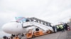 Des passagers embarquent dans un avion à l’aéroport international de N’Djili à Kinshasa, RDC, 9 octobre 2015.