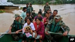 Des militaires indiens à la rescousse des villageois affectés par des inondations à Chaygaon, dans l'Etat d'Assam nord-est, Inde, 23 septembre 2014. (AP Photo / Anupam Nath)