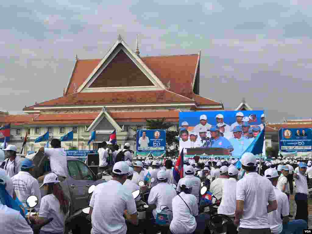 សកម្មភាពនៃការដង្ហែក្បួនឃោសនានៅថ្ងៃទី ២៧ ខែកក្កដា ឆ្នាំ២០១៨របស់គណបក្សប្រជាជនកម្ពុជានៅតាមដងផ្លូវនានាក្នុងក្រុងសៀមរាប ខេត្តសៀមរាប។ (ធីតា វីន/VOA)