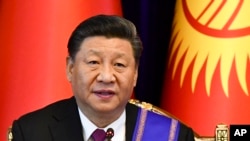 中國國家主席習近平2019年1月13日在吉爾吉斯斯坦比什凱克和吉爾吉斯斯坦總統索隆拜·熱恩別科夫舉行記者會。