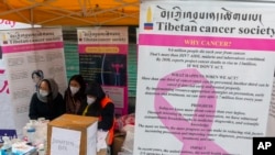 Watibeti wanaoishi uhamishoni walifungua vibanda kando ya barabara ili kueneza ufahamu kuhusu saratani na kukusanya fedha kwa ajili ya Jumuiya ya Saratani ya Tibet huko Dharmsala, India, Alhamisi, Februari 4, 2021.
