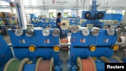 中國浙江省湖州市的一個通訊設備廠光纖生產線上的工人在工作。（2020年5月15日）