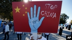 一名來自土耳其維吾爾族社區的抗議者在伊斯坦布爾的一場抗議活動中舉著反對中國的標語，抗議他們所指稱的中國政府在新疆對維吾爾穆斯林的壓迫。(2020年10月1日)
