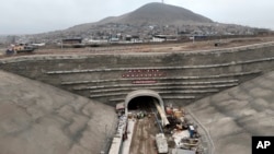 中國公司在秘魯錢凱(Chancay)建造的錢凱多功能港口碼頭正在施工。（資料照片：2023年8月22日）