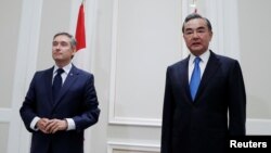 加拿大外長商鵬飛（左）和中國外長王毅在羅馬舉行會晤。（2020年8月25日）