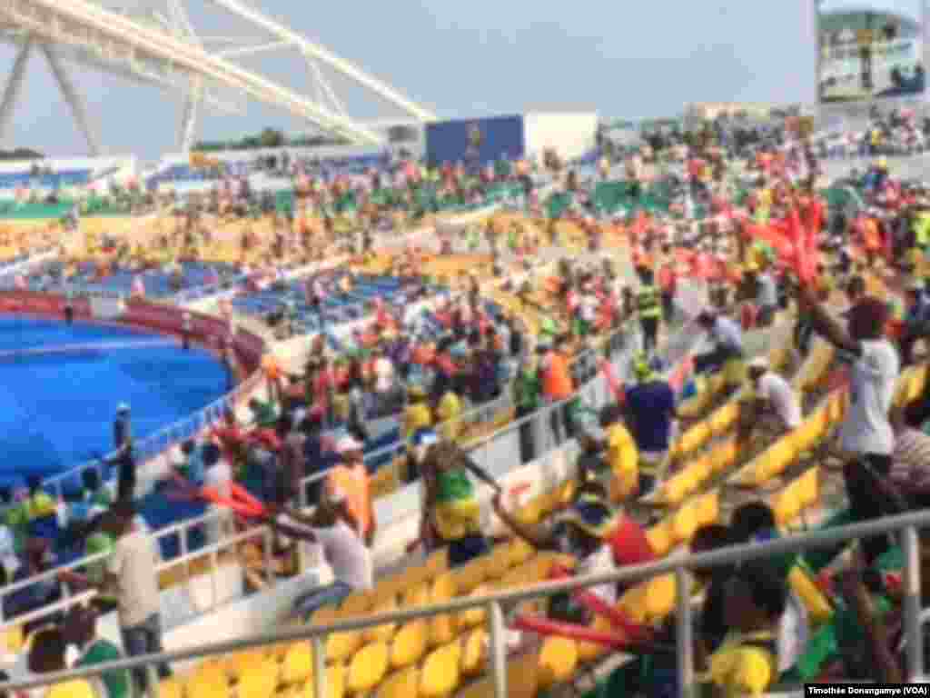 Les fans s’installent dans les gradins au stade de l'Amitié de Libreville, Gabon, 14 janvier 2017. (VOA/Timothée Donangmaye)