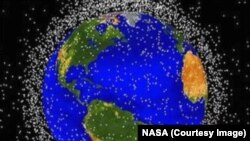 La vitesse d’impact d’un petit débris heurtant un autre objet est 14 fois supérieure à celle d'une balle. Une sphère en aluminium de 5 mm à 7 km/s pourrait pénétrer un mur en aluminium de 2,54 cm d'épaisseur.