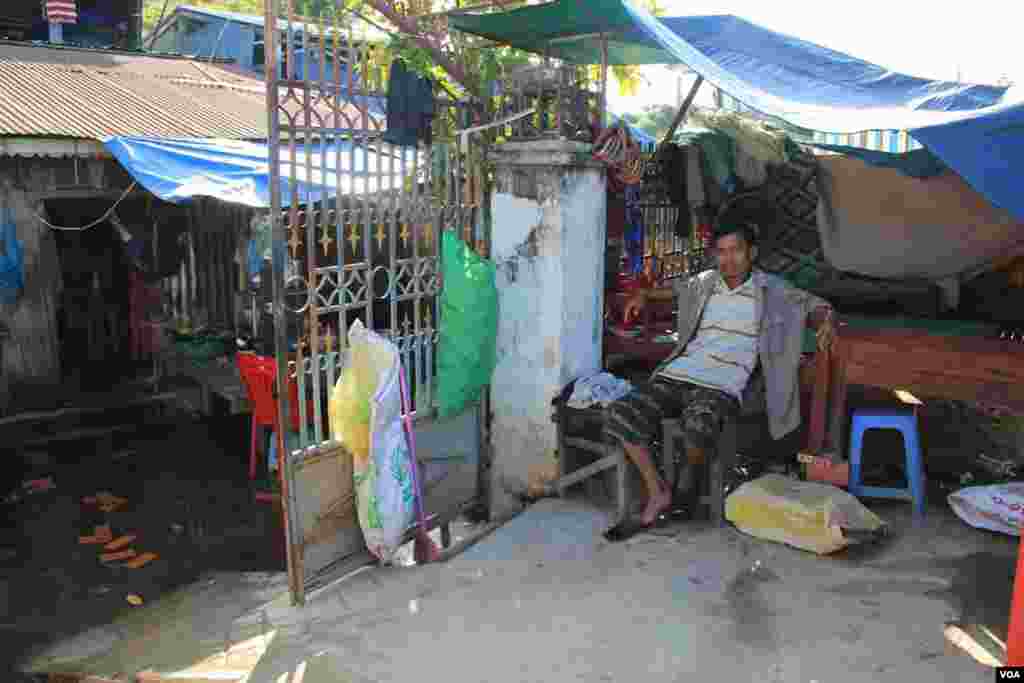 លោក ឃឹន សុវាត អង្គុយលើកៅអីនៅមុខផ្ទះរបស់លោក ដែលស្ថិតនៅក្នុងតំបន់បឹងកក់ ក្នុងទីក្រុងភ្នំពេញនៃប្រទេសកម្ពុជានៅថ្ងៃទី១៣ ខែវិច្ឆិកា ឆ្នាំ២០១៤។ (នូវ ពៅលក្ខិណា)