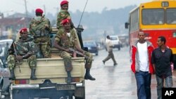 Des soldats éthiopiens patrouillent les rues après des affrontements avec les manifestants, à Addis-Abeba, en Ethiopie, 10 juin 2005. 