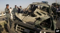 阿富汗軍方調查爆炸車輛。