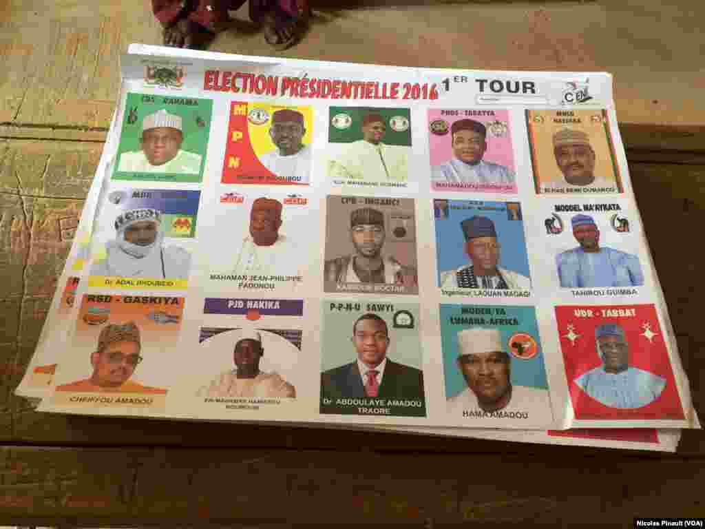La liste des 15 candidats de la presidentielle est mise à disposition des électeurs au bureau de vote de l'école Yantala Haut de Niamey, 21 février 2016 (VOA/Nicolas Pinault).