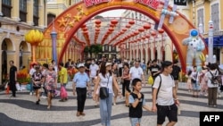 ភ្ញៀវទេសចរចិនដើរនៅសួន Senado Square ក្នុងទីក្រុងម៉ាកាវកាលពីថ្ងៃទី៣ តុលា ឆ្នាំ ២០២៣។