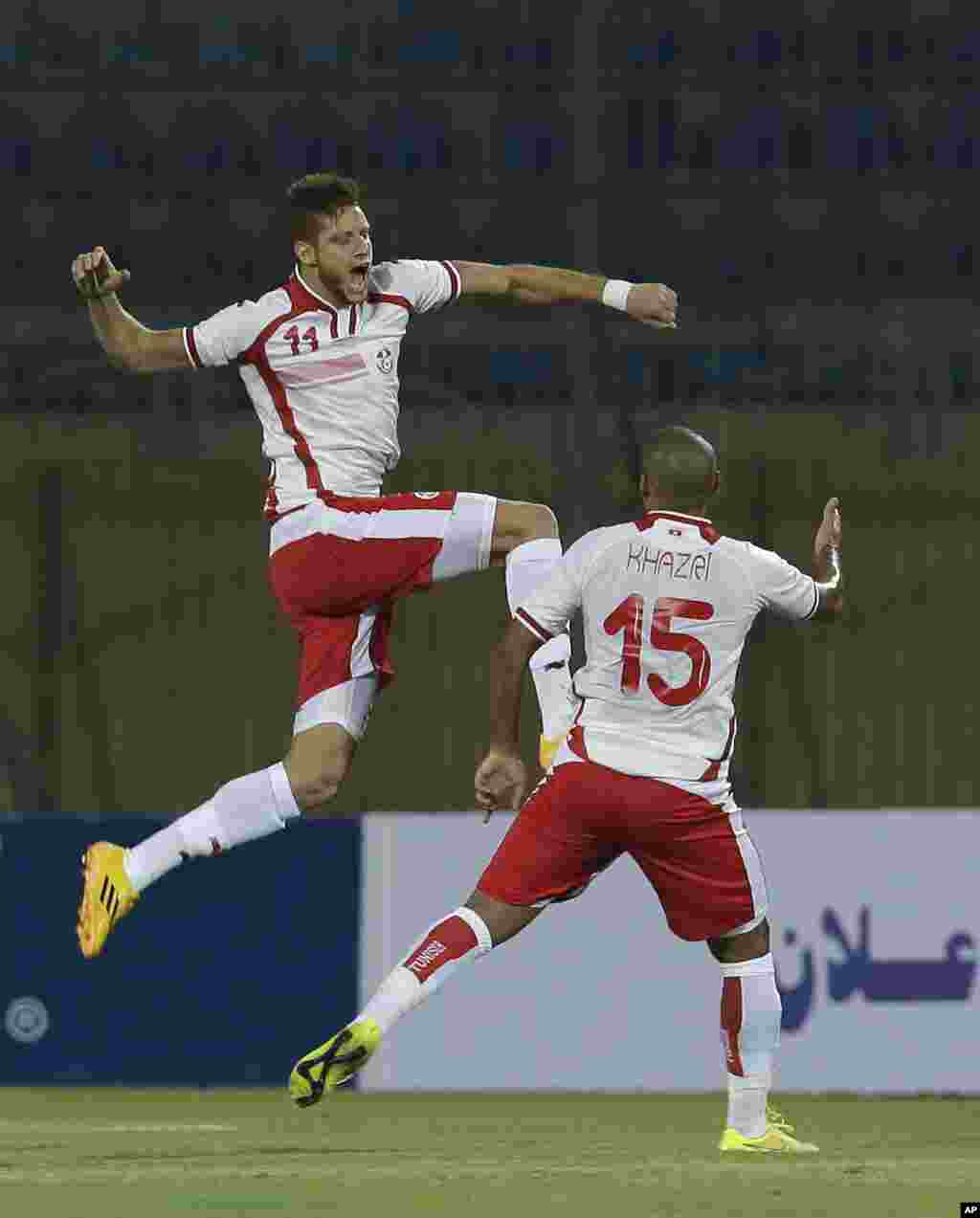 Fakhreddine Ben Youssef de la Tunisie, à gauche, célèbre son but contre l’Egypte avec son coéquipier Wahbi Khazri au cours du match de qualification du groupe G de la Coupe d’Afrique des Nations de football, au Caire, Egypte, mercredi 10 septembre 2014.
