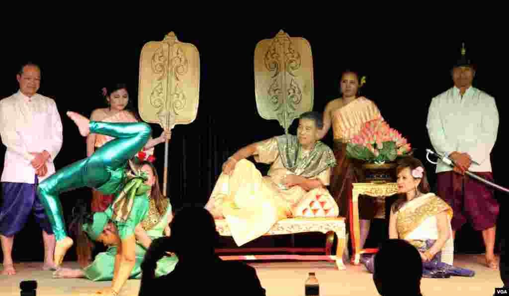 ក្រុមសិល្បកររបស់សមាគមន៍ Cambodian Community Day សម្តែងឈុតមួយនៅក្នុងរឿងទុំទាវ ដោយមានបញ្ចូលរបាំក្ងោក នៅវត្តពុទ្ធិការាម រដ្ឋ Maryland នៅថ្ងៃទី២៣ ខែកក្កដា ឆ្នាំ២០១៧។ (សឿន វឌ្ឍនា/VOA)
