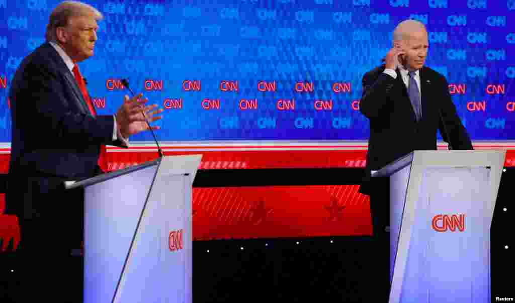 លោកប្រធានាធិបតី Joe Biden(ស្តាំ) និងបេក្ខជនប្រធានាធិបតីនៃបក្សសាធារណរដ្ឋលោក Donald Trump (ឆ្វេង) ឈរអំឡុងពេលសម្រាកក្នុងការជជែកដេញដោលគ្នាមួយដែលរៀបចំដោយ CNN កាលពីថ្ងៃព្រហស្បត្តិ៍ទី២៧ មិថុនា ឆ្នាំ២០២៤ ក្នុងទីក្រុង Atlanta។ (REUTERS/Brian Snyder/File Photo)