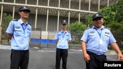 在杭州一個會議中心外面，保安人員阻止大眾照相 