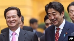 លោក​​នាយករដ្ឋមន្ត្រី​ជប៉ុន Shinzo Abe (ស្តាំ) និយាយ​ជាមួយ​លោក Nguyen Tan Dung នាយករដ្ឋមន្ត្រី​វៀតណាម ក្នុង​ពេល​លោក​​បំពេញ​ទស្សនកិច្ច​នៅ​ក្នុង​ទី​ក្រុង​ហាណូយ កាល​ពី​ថ្ងៃ​ទី​១៦ ខែ​មករា ​ឆ្នាំ​២០១៣។