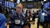 Wall Street trébuche à la fin d'un mois mouvementé