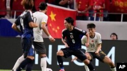 中國男足近年來醜聞纏身，在不久前的世界盃亞洲預選賽中以0比7恥辱性敗給日本，中國足協星期二宣布對假球和賭博行為為期兩年的調查結果，43名足球員和官員終身禁賽。 (美聯社2024年9月5日)