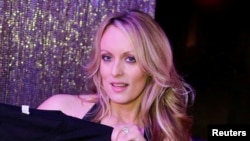 Stéphanie Clifford, également connue sous le nom de Stormy Daniels, pose pour des photos à la fin de son spectacle au Gossip Club à Long Island, New York, le 23 février 2018.