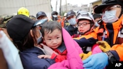 2月6日台南发生大地震后，一名男婴从倒塌的建筑中被救出。