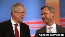 ​លោក Norbert Hofer បេក្ខជន​នៃ​គណបក្ស​សេរីភាព FPOE (កណ្តាល)​ និយាយ​ទៅ​កាន់​​លោក​ Alexander Van der Bellen (ឆ្វេង) បេក្ខជន​នៃ​គណបក្ស Austrian Greens នៅ​ក្នុង​អំឡុង​ពេល​ប្រកាស​លទ្ធផល​នៃ​ការបោះ​ឆ្នោត​ជុំ​ទី​មួយ​នៃ​ការបោះឆ្នោត​ប្រធានាធិបតី​អូទ្រីស​ នៅ​ក្រុង​វីយ៉ែន ប្រទេស​អូទ្រីស​ កាល​ពី​ថ្ងៃ​ទី​២៤ ខែ​មេសា​ ឆ្នាំ​២០១៦។​