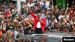 Uhuru Kenyatta s'adresse à la foule lors d'une meeting, Nairobi, le 23 octobre 2017 