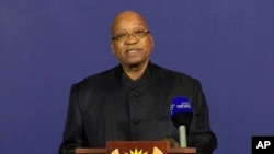 Dans cette image de la télévision, le président d'Afrique du Sud Jacob Zuma annonce la mort de l'ancien président sud-africain Nelson Mandela, à la presse le 5 décembre 2013, à partir d'un podium à Pretoria, Afrique du Sud.