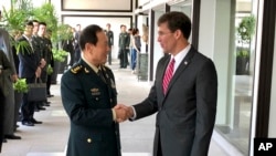 中國國防部長魏鳳和（左）與美國防長埃斯珀在泰國曼谷。（2019年11月18日）