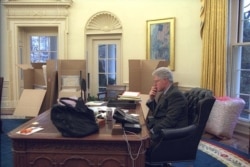 Bill Clinton akiwa Ikulu ya Marekani siku ya mwisho ya utawala wake.