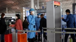 醫護人員在檢測進入北京機場的旅客的體溫。 （2020年11月5日）