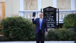 特朗普總統手舉聖經站在聖約翰聖公會教堂前。 (2020年6月1日)