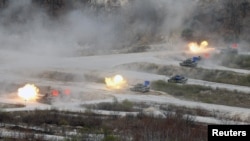 南韓軍隊K1A1坦克與美軍M12坦克在非軍事區附近聯合軍演中進行實彈演習 (資料圖片)