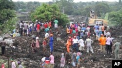 Des secouristes cherchent des survivants à Maputo, Mozambique,le 19 février 2018. 