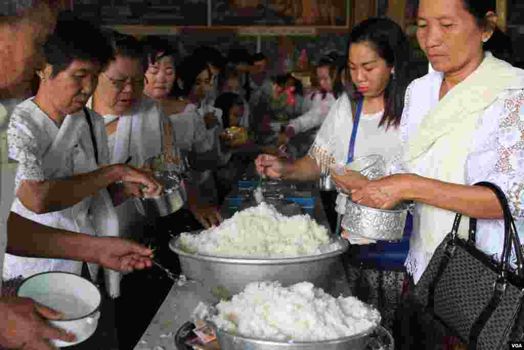 ប្រជាពលរដ្ឋខ្មែរ រាប់បាត្រនៅថ្ងៃបុណ្យចូលឆ្នាំខ្មែរ ក្នុងវត្តមួយជាយរាជធានីភ្នំពេញ កាលពីថ្ងៃទី១៤ ខែមេសា ឆ្នាំ២០១៧។ (ហ៊ាន សុជាតា/VOA)