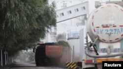 一輛運煤車將煤炭運到中國遼寧瀋陽的一個煤電廠。（2021年9月29日）