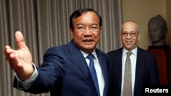 ​រូបឯកសារ៖ លោក ប្រាក់ សុខុន រដ្ឋ​មន្ត្រី​ក្រសួងការ​បរទេស​កម្ពុជា ញញឹម​ស្វាគមន៍​លោក Daniel R. Russel ​ឧបការី​រដ្ឋមន្ត្រី​ការបរទេស​អាមេរិក​ទទួល​បន្ទុក​កិច្ចការ​អាស៊ី​បូព៌ា និង​ប៉ាស៊ីហ្វិក (ស្តាំ) មុន​កិច្ច​ប្រជុំ​នៅ​ក្រសួង​ការ​បរទេស​និង​កិច្ចសហប្រតិបត្តិការ​អន្តរជាតិ​នៅ​ទីក្រុង​ភ្នំពេញ កាលពីថ្ងៃទី២៧ ខែតុលា ឆ្នាំ​២០១៦។