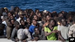 Des migrants lors d’une opération de sauvetage en mer Méditerranée au nord de Sabrata, Libye, 13 janvier 2017.