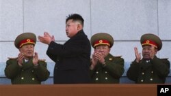 北韓領導人金正恩（左二）2月16日在平壤的一個閱兵式上 （資料照片）